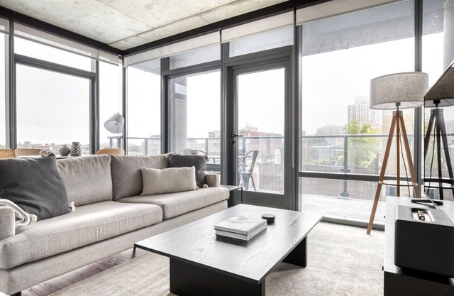 Upscale Lakeview 2BR w/ Deck, Pool & Gym, nr Lincoln Park, by Blueground