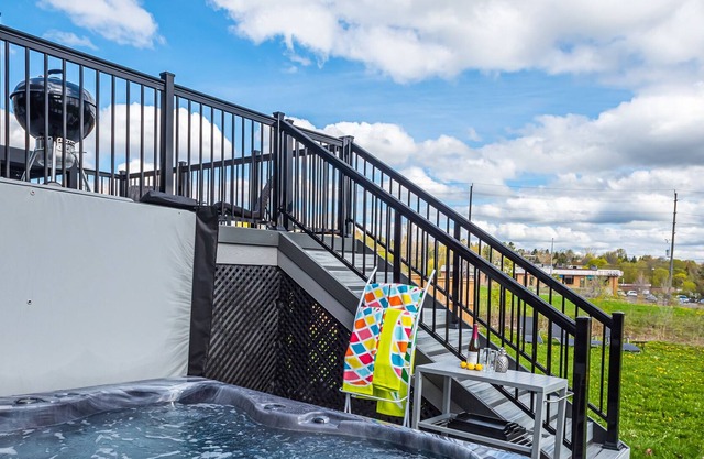 Upscale Luxury 5 BR House With New Hot Tub and King Bed