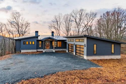 Upscale Masterpiece - Mountain Views with Hot Tub