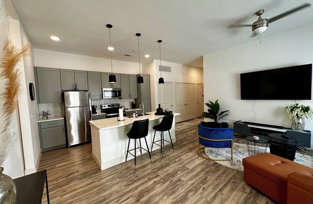 Upscale MODERN 1BD 1BATH w/ KING size bed, sofa couch, full kitchen &AMENITIES!