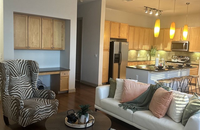 Upscale newly chic Condo 5mins from the Galleria Mall Houston area