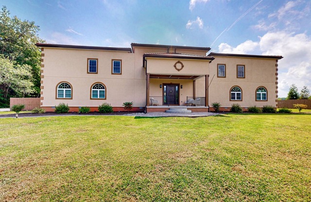 Upscale paradise w/pool, game room, poolside kitchen, fire pit, A/C & free WiFi