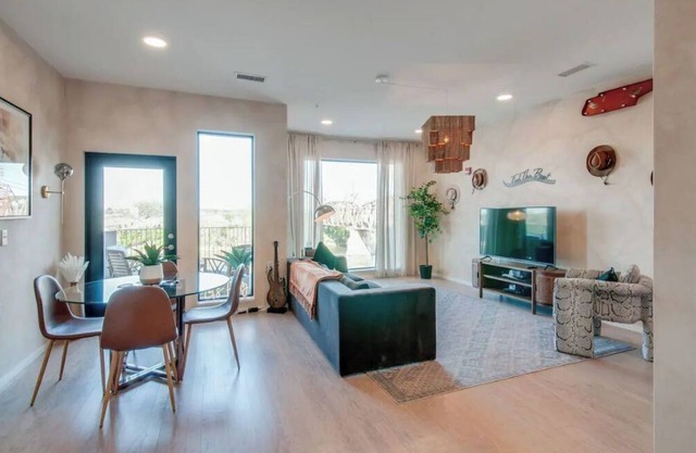Upscale Riverfront Condo, .7 Miles to Broadway!