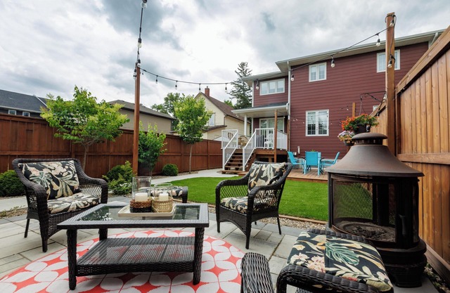 Upscale Saskatoon Getaway Private Yard Quiet Neighbourhood Sleeps 7