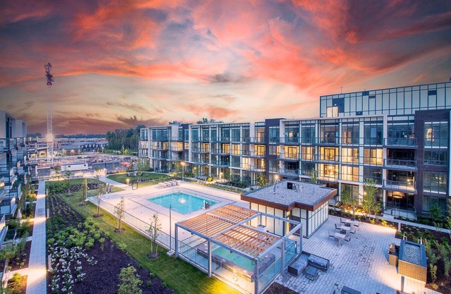 Upscale Spa Getaway w/ Pool & Year round Hot Tub + Private In- Suite Sauna!