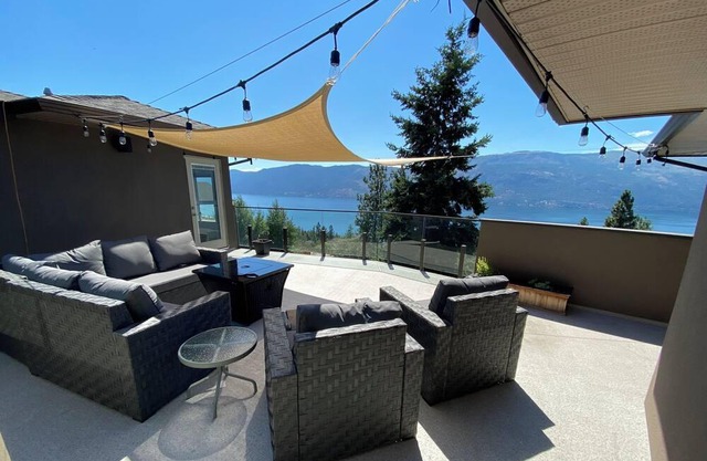 UPSCALE Stunning Lakeview Romantic suite, Lake Country, BC