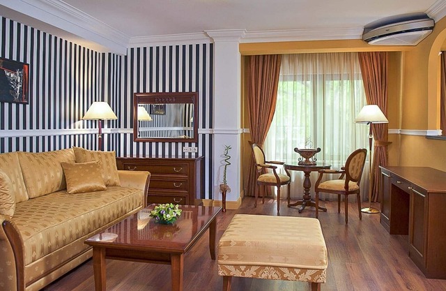 Upscale Suite With Wellness Steps To Downtown