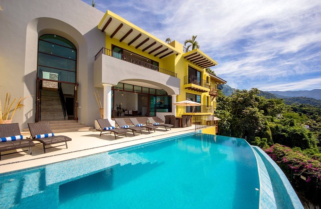 Villa de lujo, excelentes vistas de la bahía, piscina privada a poca distancia de la playa