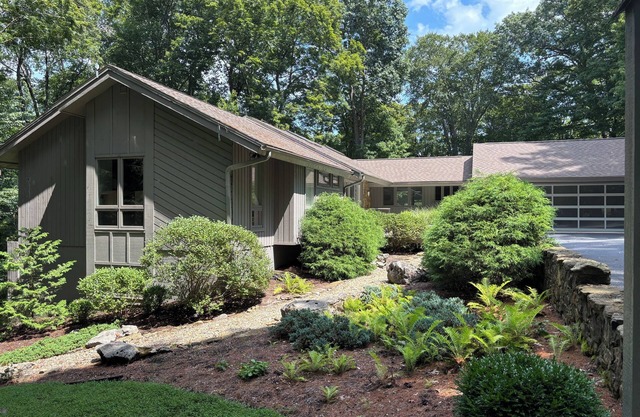 Upscale Wooded Retreat, Close to IU & East Side