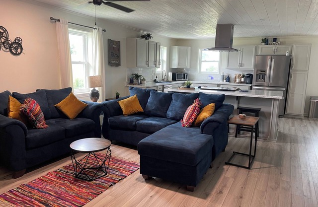 Upstairs 2 bedroom private apartment in New Iberia Great location!