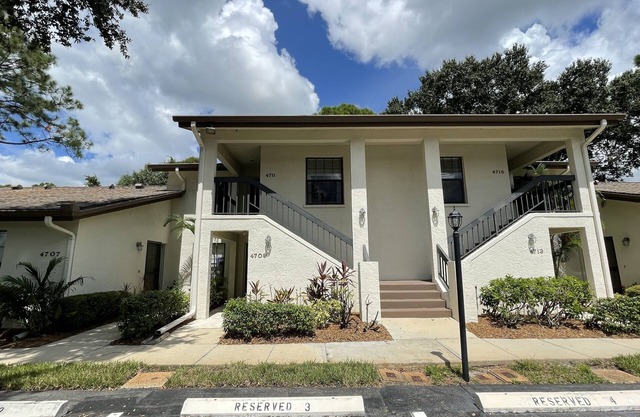 Upstairs 2bed/2bath Condo in The Meadows!