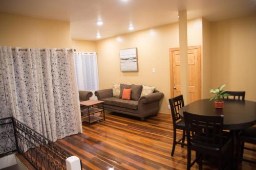 Upstairs 3 Bedroom Avalon Regia Apartment