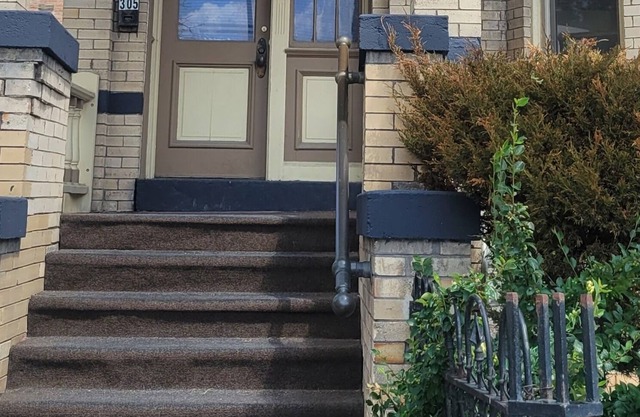 Upstairs apartment in uptown Butte. Cute apartment in a historical building.