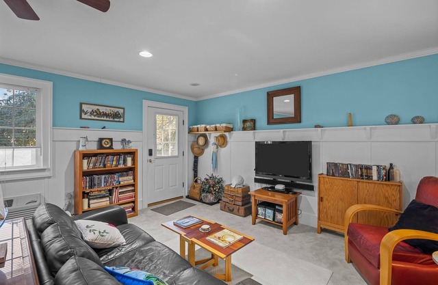 Upstairs Apartment One Mile from Medical Center