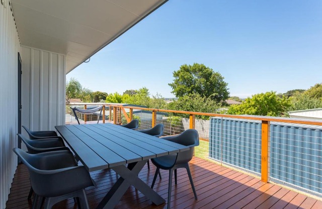 Upstairs Cottage On Beachurst