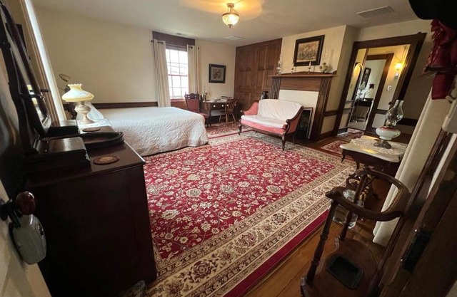 Upstairs Historic 1 Bedroom 1 Bath Suite with Mini-Kitchen, Porch & River Views