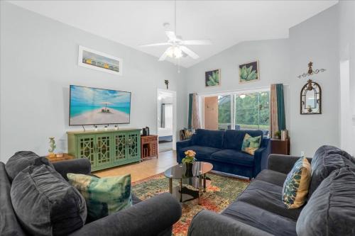 Upstay - Bungalow w Private Pool Hot Tub Lake View