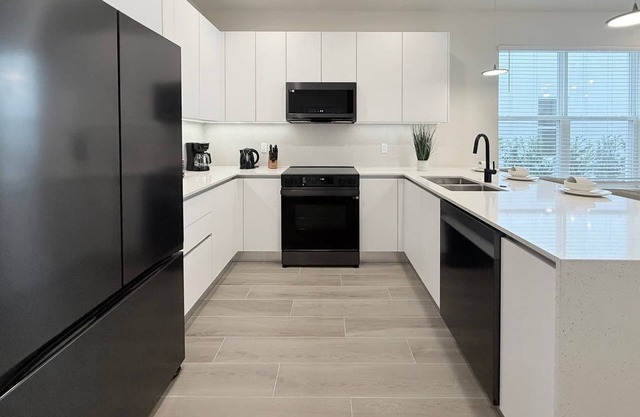 Upstay - Modern Home w Pool in New Development