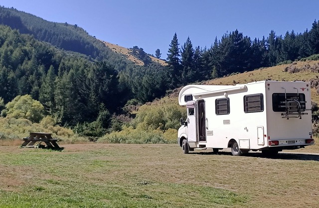 Autocaravana de hasta 6 literas, estacionada y lista para unos increíbles días de descanso.
