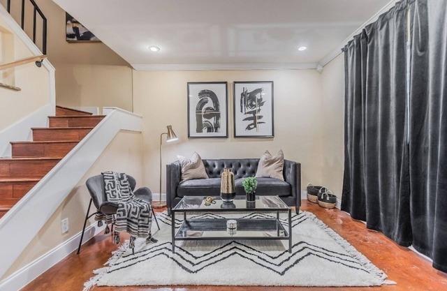 Uptown DTX Delight: King Suite Private Backyard