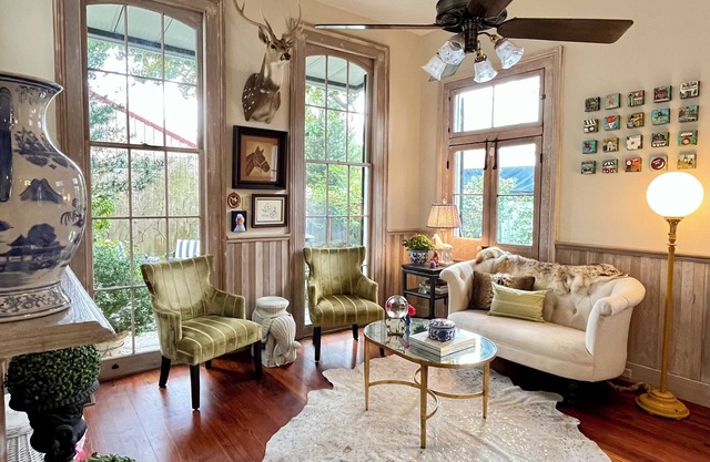 UPTOWN HOME, 1/2 block to Magazine St. & steps to St. Charles Ave, SLEEPS 6!