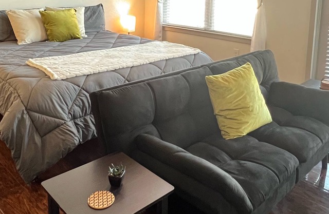 ✨UPTOWN-Modern King W/STUNNING Balcony View/Pool/Kitchen ✨