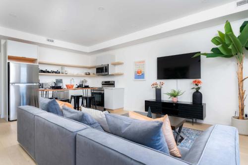 Urban 2BDRM Steps to College and Bathurst!