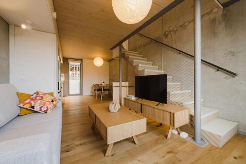 Urban Chic Townhouse - 2BR Modern Industrial Vibe