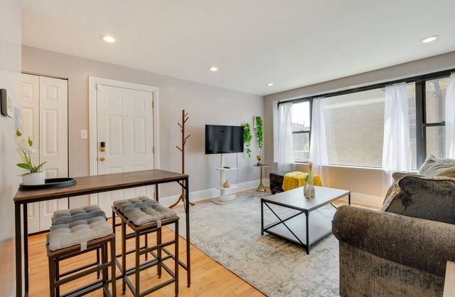 Urban Chicago Vacation Rental Condo Near Beach!