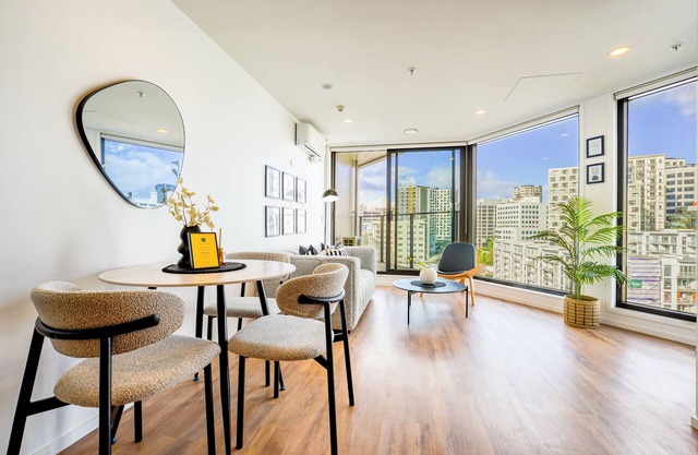 Urban Comfort: 2 Bedroom Apartment Near Everything