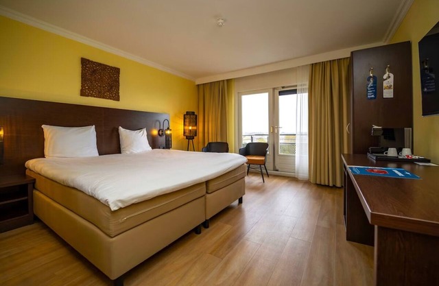 Urban Comfort Meets Coastal Relaxation! Free Breakfast, Sea View!