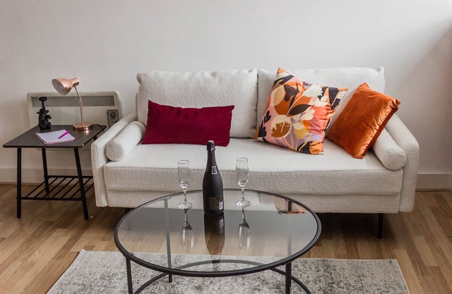 Urban Comfort: Stylish 2-Bed Apartment