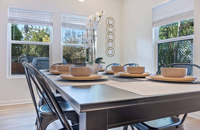 Urban Delight 4br/3ba Near City Center