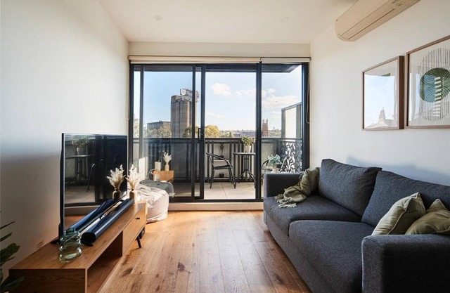 Urban Drift - Cosy Balcony Nook near Waterfront