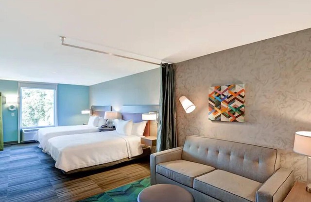 Urban Escape: 4 Pet-friendly Units. FREE Breakfast, Pets Allowed, Pool!