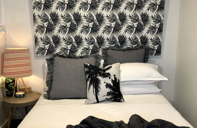 Urban Escape, cosy little getaway, bright and sunny with private deck.