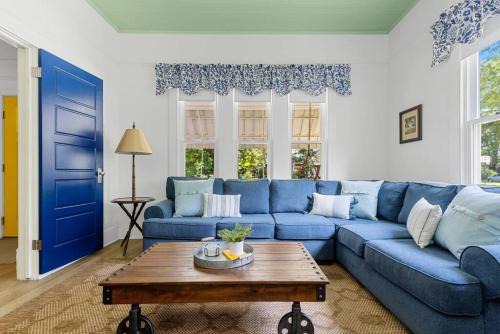 Urban Farmhouse-Sleeps 8