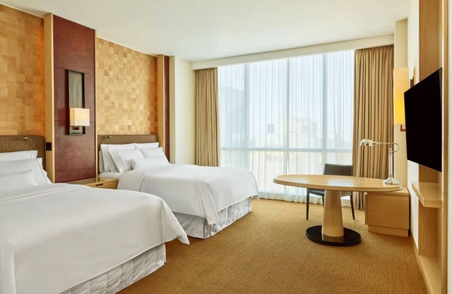 Urban Getaway Near Reserve Park – Discover the City! Indoor Pool, Onsite Dining!
