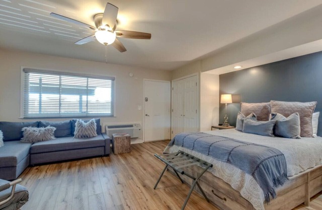 Urban Hideaway: Cozy Studio with Pool Access