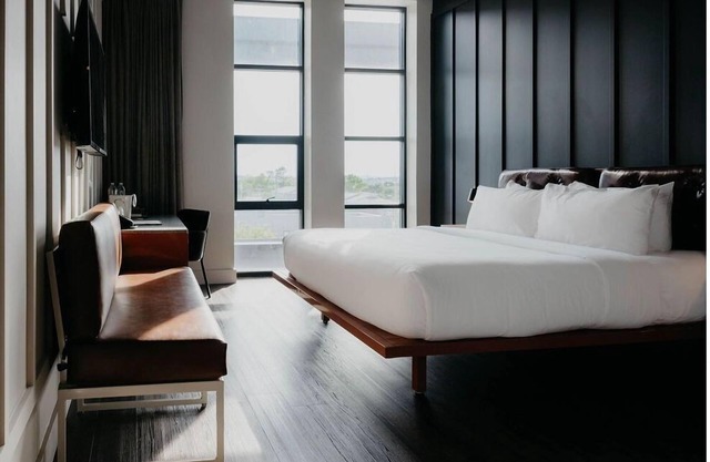 Urban Modern Vibe Awaits! Close to Johnny Cash Museum & Airport, Pet Friendly