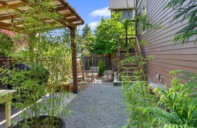 Urban NE PDX 3bd home + bonus room, fenced yard & garage