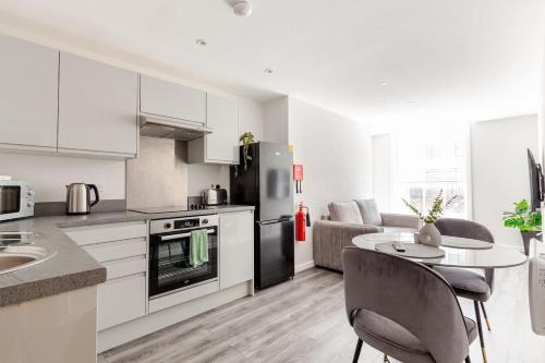 Urban Oasis by LVP Apartments - 1-Bed City Escape with Sofa Bed - Perfect for Business & Leisure