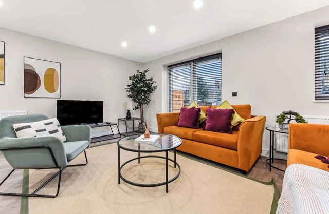 Urban Oasis: Chic 4BR Stay Perfect for Big Groups