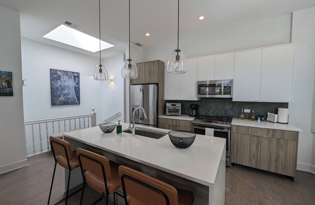 Urban Oasis in Roscoe Village! Pet friendly and family friendly!