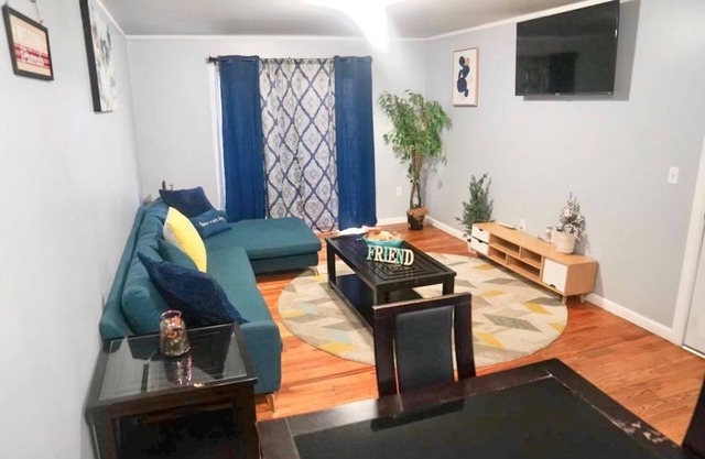 Urban Oasis: Spacious 3BR 2BA Patio Oasis Near NYC, EWR & American Dream Mall