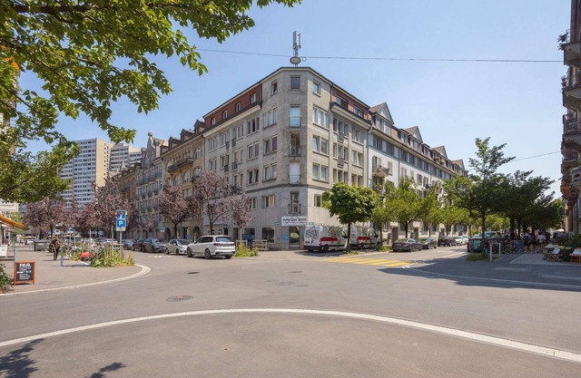 Urban Oasis with Queen Bed and City View (BE-23)
