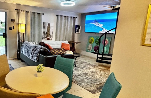 Urban Retreat near Downtown, Airports, NASA: 2floors 2brm 2bth Wshr & dryer