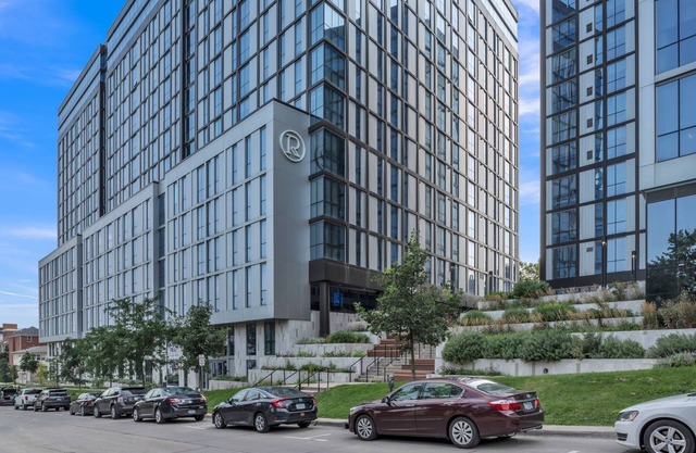 Urban Retreat with 24/7 Gym + Work Desk + 92 Walk Score