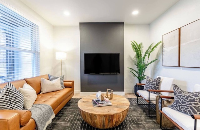 Urban Sophistication- Newly Renovated/Pets OK/Minutes to Downtown/ King Bed!