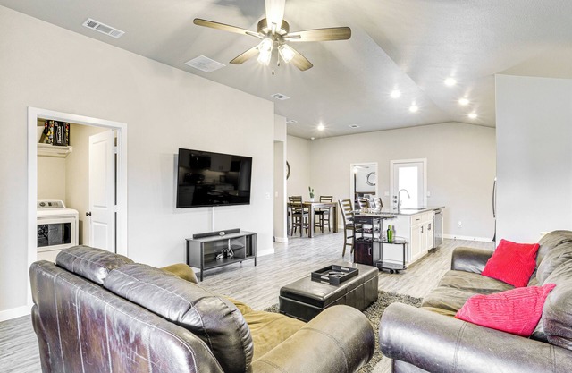 'Urbana Cabana:' Modern Home 8 Mi to Texas Tech!